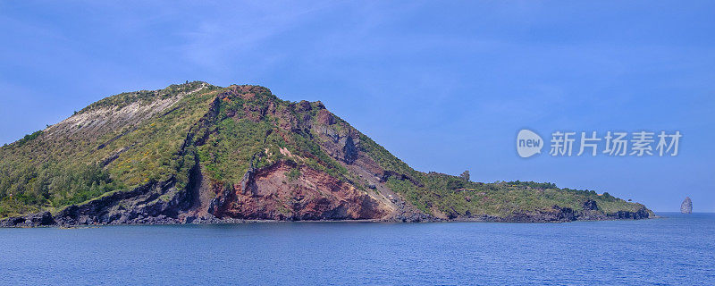 从海上看火山岛，Aeolian群岛(意大利西西里岛)