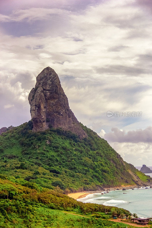 费尔南多·迪诺罗尼亚拥有大海、高山和天空，令人惊叹的风景。