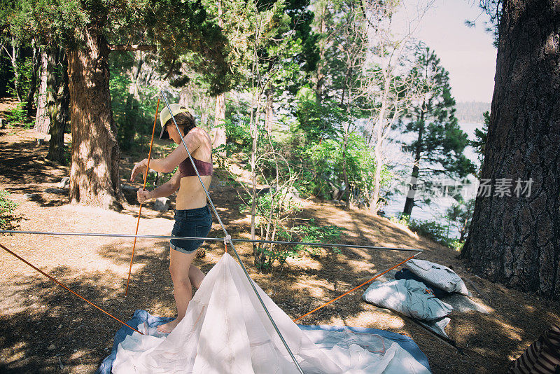 在加利福尼亚的山区和森林露营时搭起一个帐篷