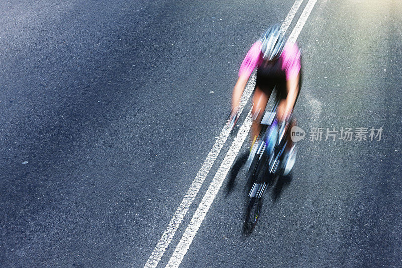单超速自行车在镜头下比赛