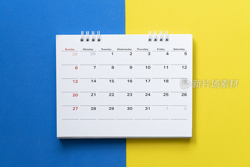 近距离的日历放在五彩缤纷的桌子上，策划商务会议或旅游策划的概念