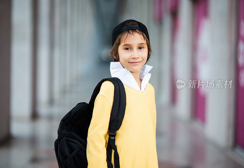 背着书包的小学生