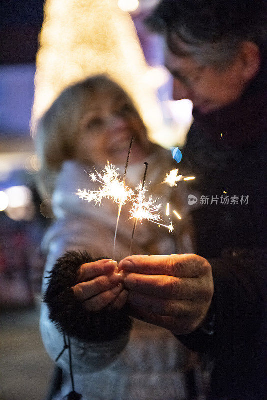 有烟花的老夫妇