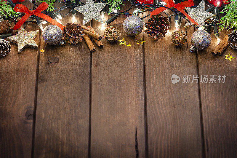 空的乡村木桌与圣诞装饰的背景