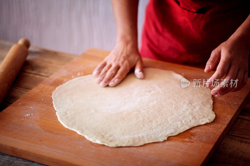 揉面团的女人，特写