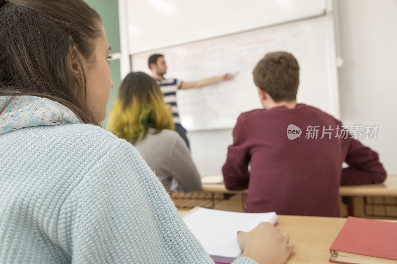 在教室里学习的学生