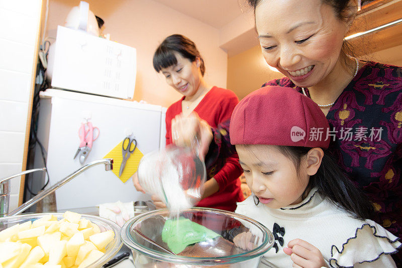 带着孩子做苹果蛋糕