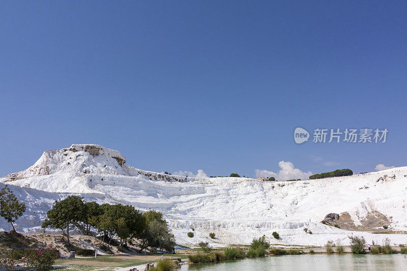 土耳其Pamukkale的天然石灰华梯田，旅游目的地