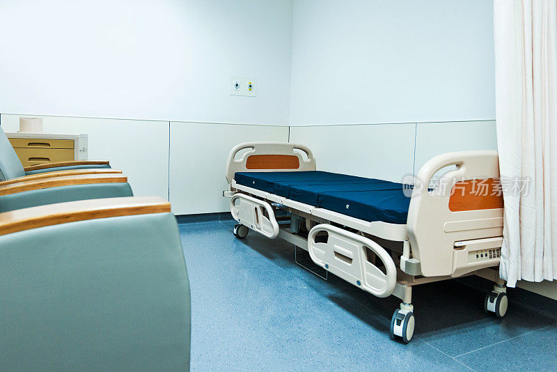有床和扶手椅的病房