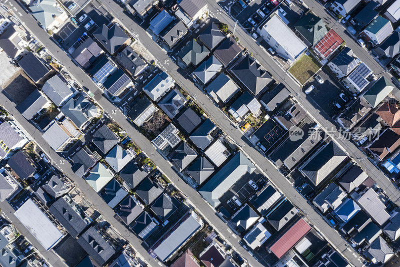 住宅区在一条笔直的街道上的住宅区