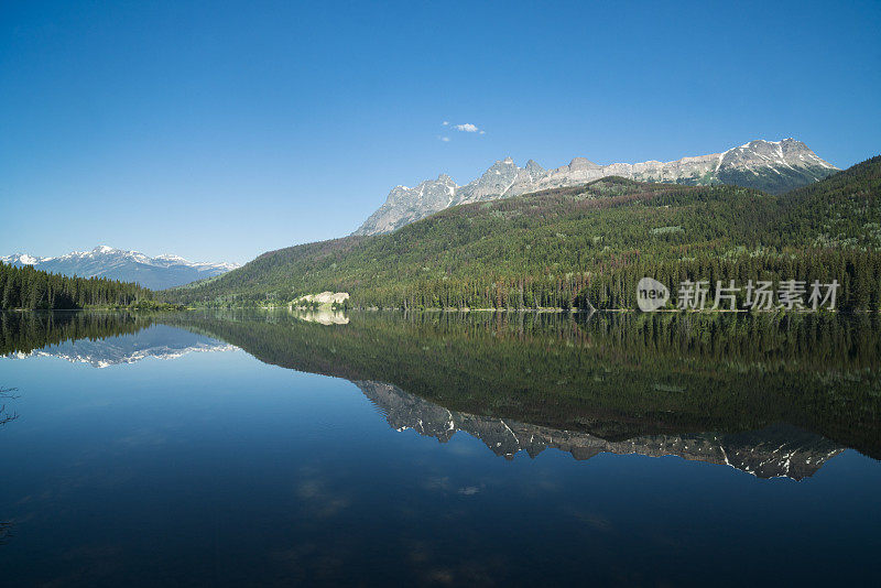 位于加拿大落基山脉的黄头湖，加拿大不列颠哥伦比亚省