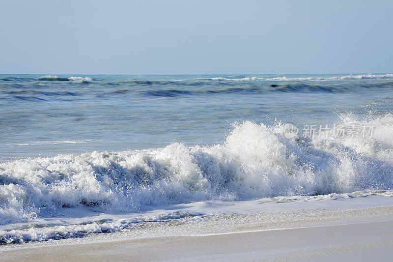 加勒比海滩上的海浪