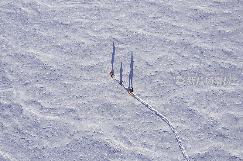 鸟瞰图家庭雪鞋户外在冬天后暴风雪