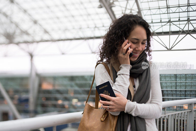 独自的女旅行者等待国际航班