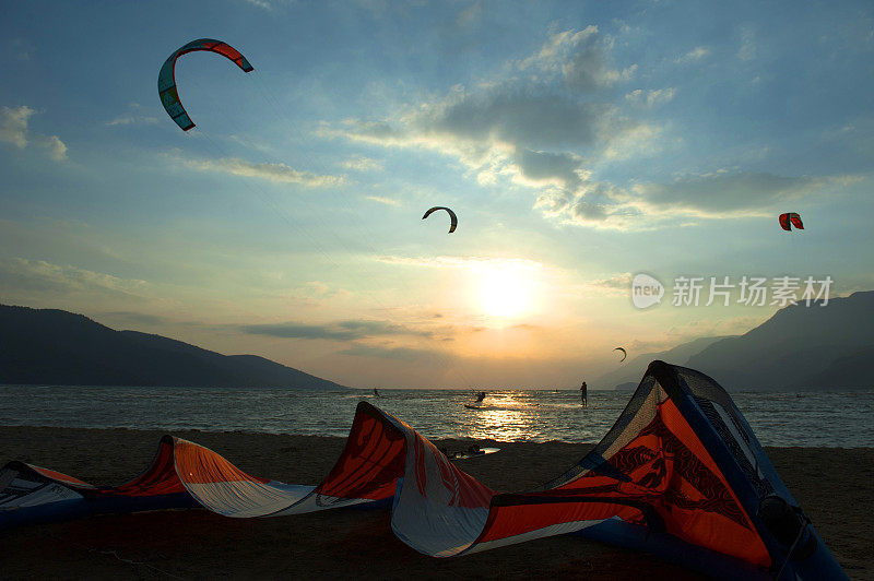 风筝在海滩和天空