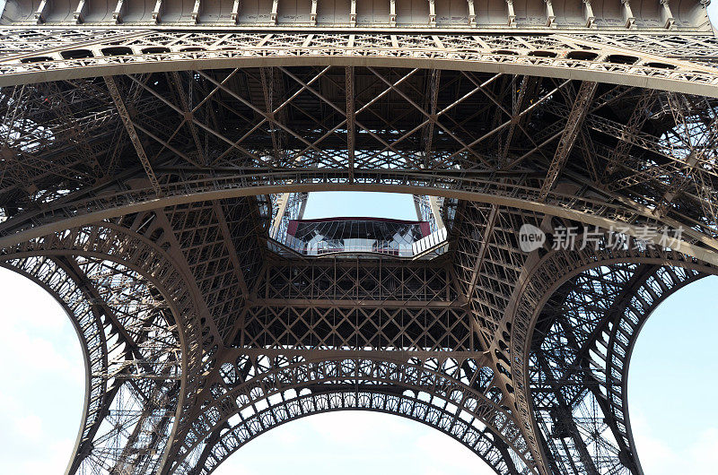 法国巴黎埃菲尔铁塔第一阶段底面细节