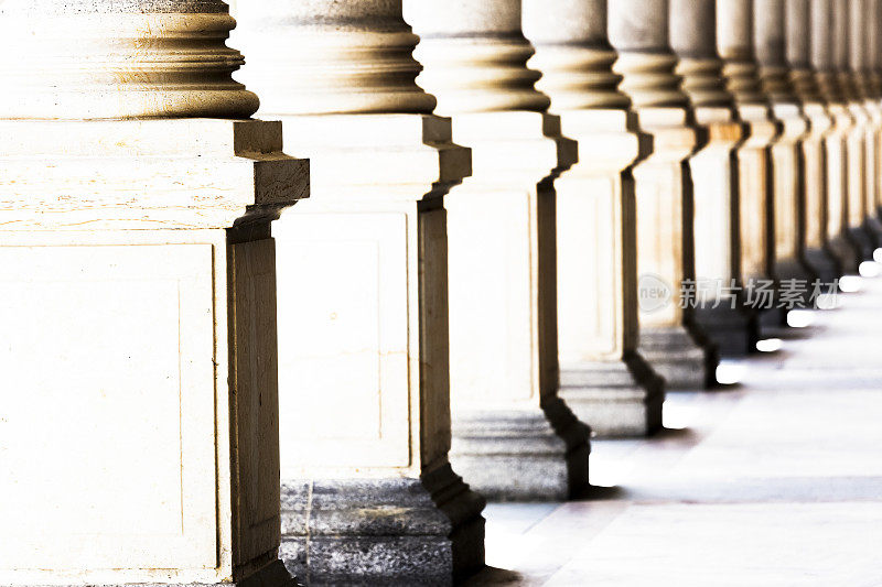 柱廊，一排排的古典石柱，背景与副本间隔