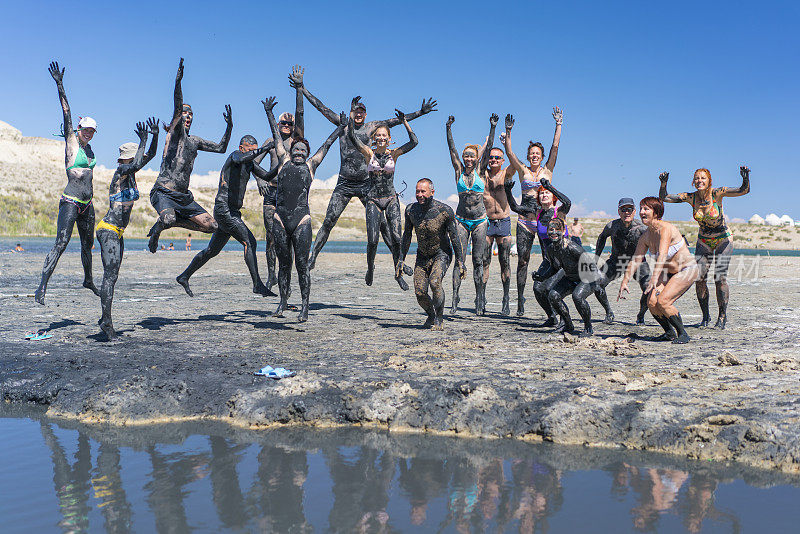 吉尔吉斯斯坦，游客在Issyk-Kul盐湖上用泥涂抹身体