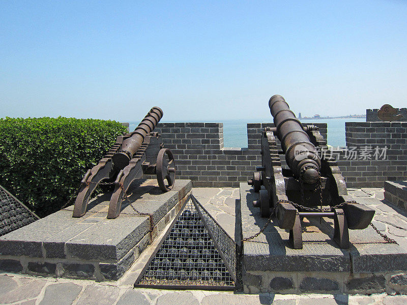 2015年5月23日，中国山东省烟台市蓬莱阁风景区，中国古代火炮