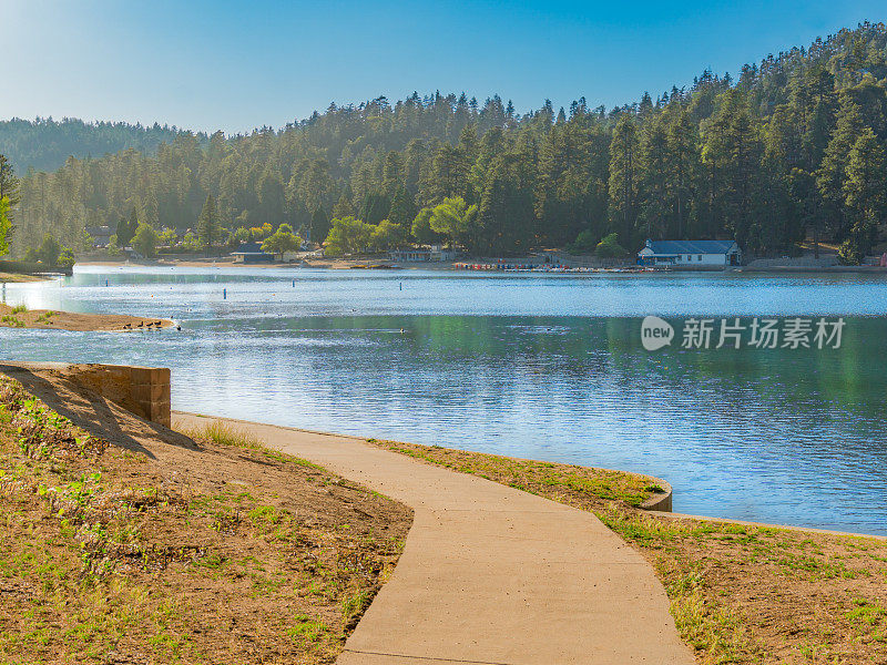 加利福尼亚州圣贝纳迪诺山脉的格雷戈里湖(P)