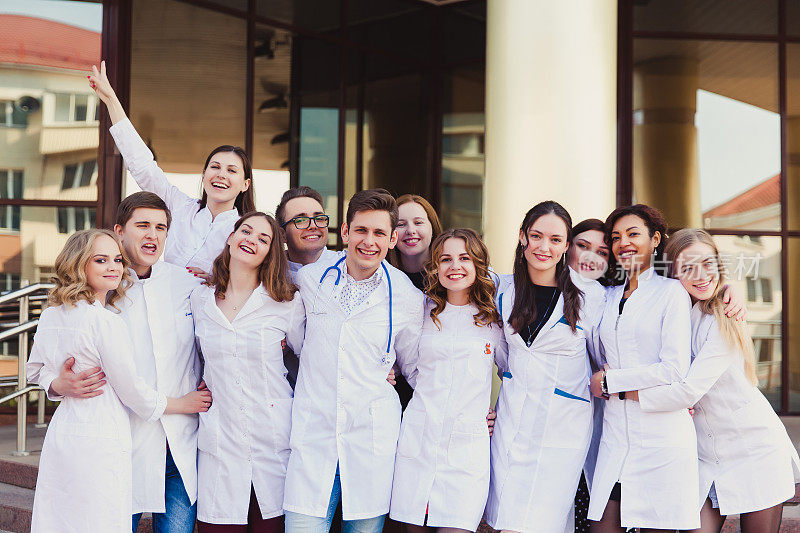 教育和健康。全科医生。大学里一群聪明的医学生。实习医生朋友在医院的后台。