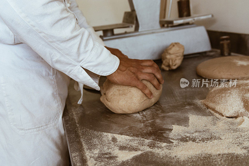 面包师正在为做派准备面团