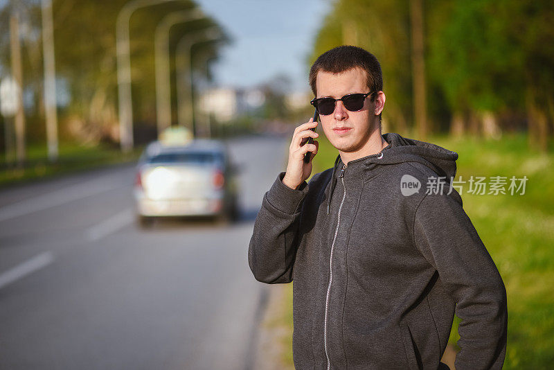 年轻人等优步出租车