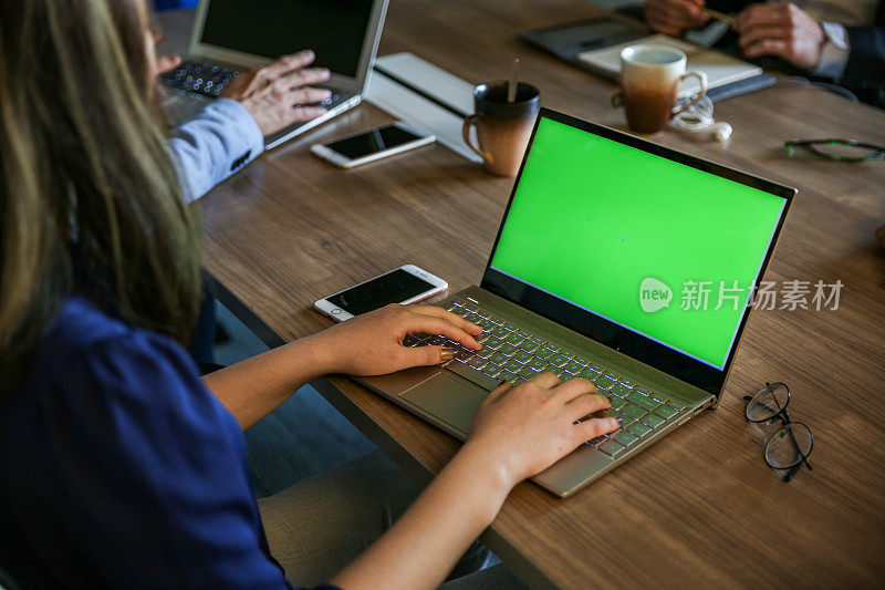 开会时使用绿色屏幕的笔记本电脑