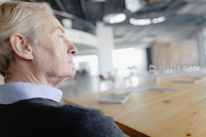 男人在宽敞的开放式大厅里向前看