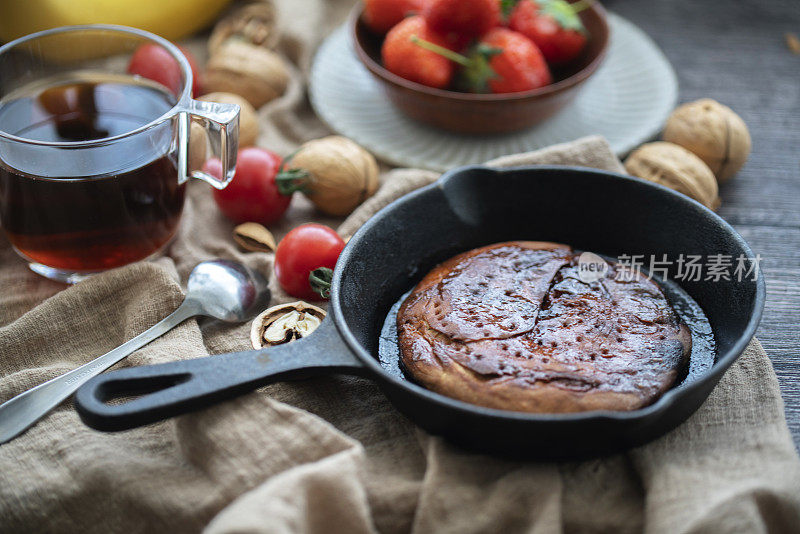 下午茶:自制的乡村红糖蛋糕和新鲜水果