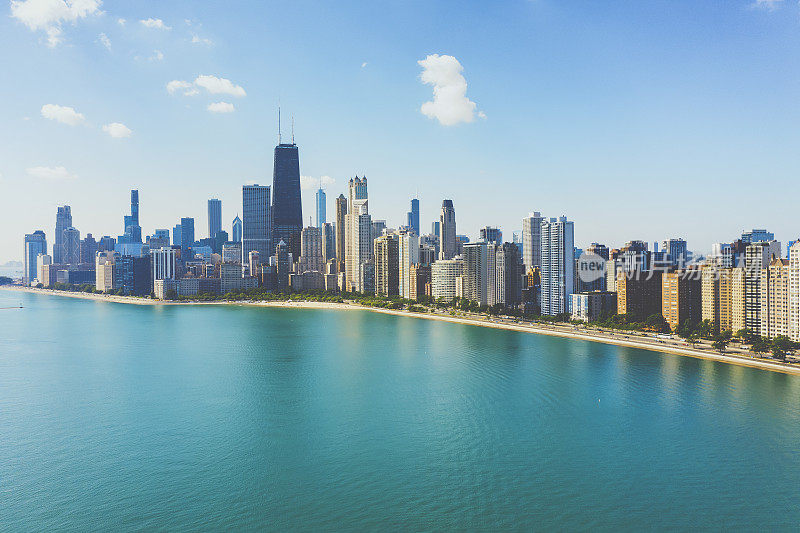 鸟瞰图芝加哥滨水城市天际线与约翰汉考克大楼和密歇根湖