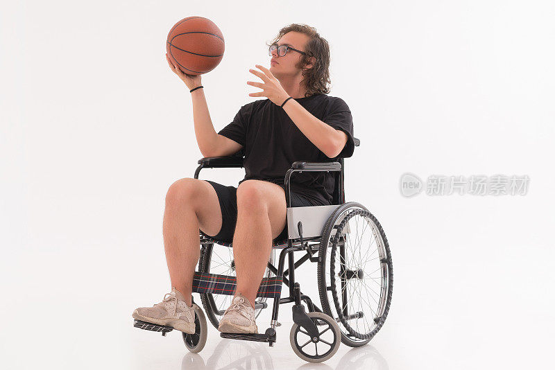 残疾人在轮椅上与篮球