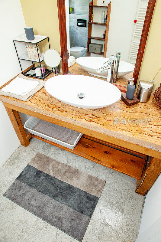 复古风格的木制水槽在出租公寓的浴室