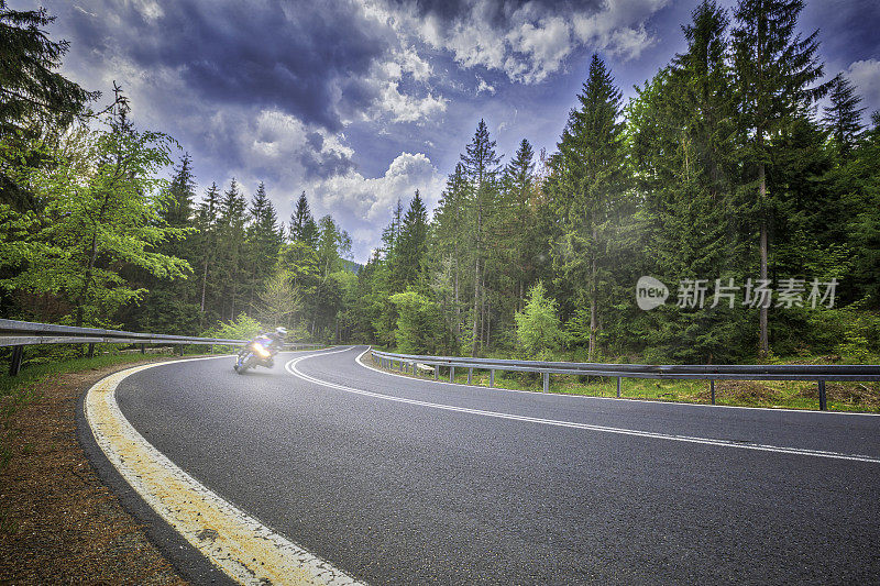 在山路上骑摩托车的人(HDRi)