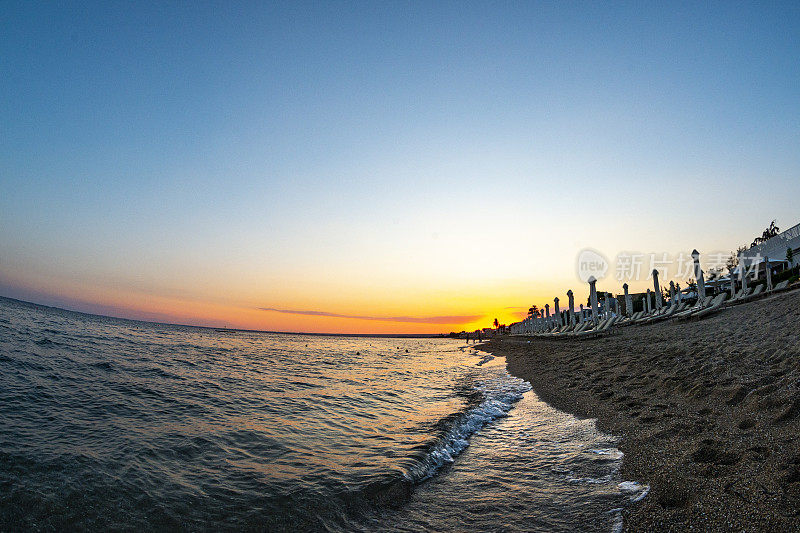 Gerakini海滩的日落。哈尔基季基上,是希腊。