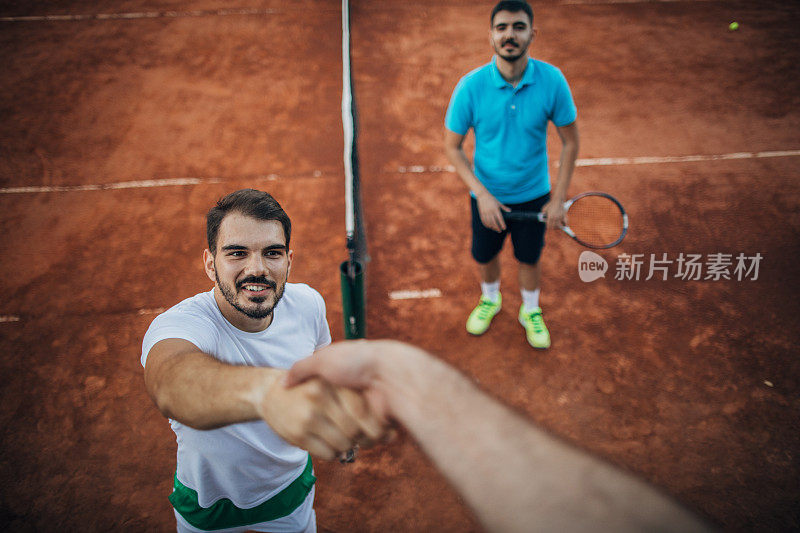 网球运动员在比赛后与裁判握手