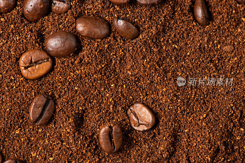 咖啡豆和磨碎的咖啡背景