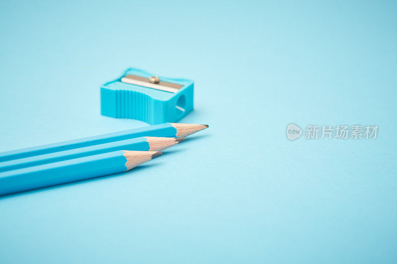 三支铅笔和一个卷笔刀，都是蓝色的