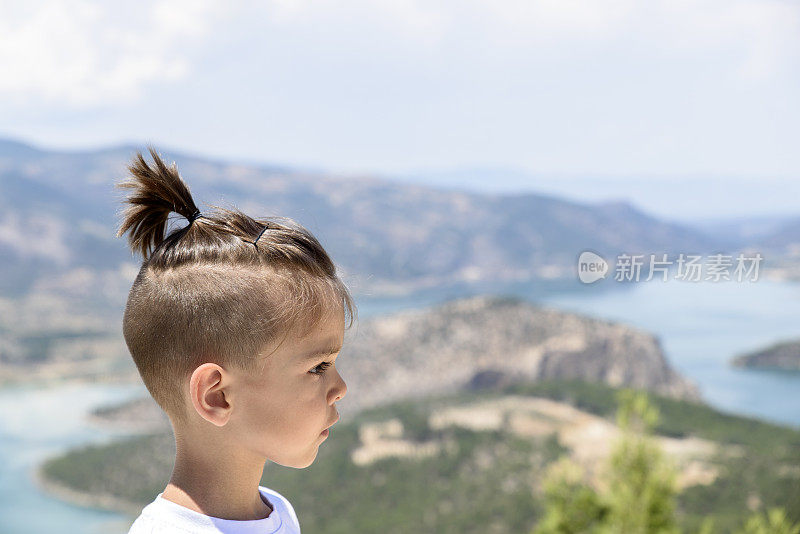 山上的孩子和河崖风景