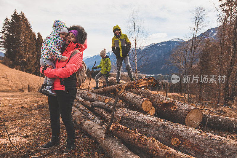 一家人一起在山里徒步旅行