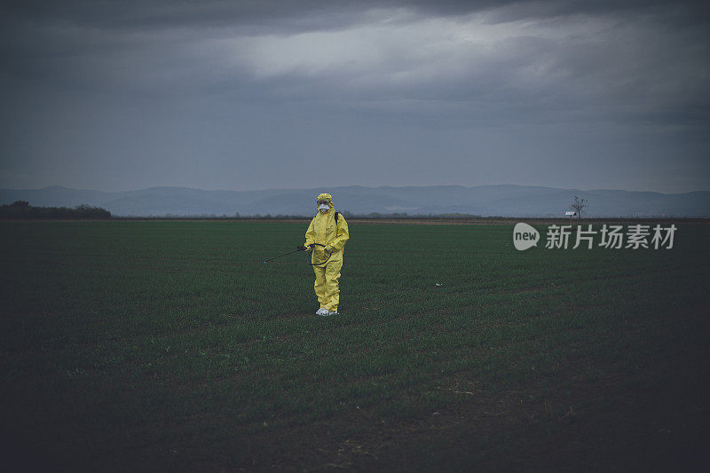 喷洒有毒农药的工人