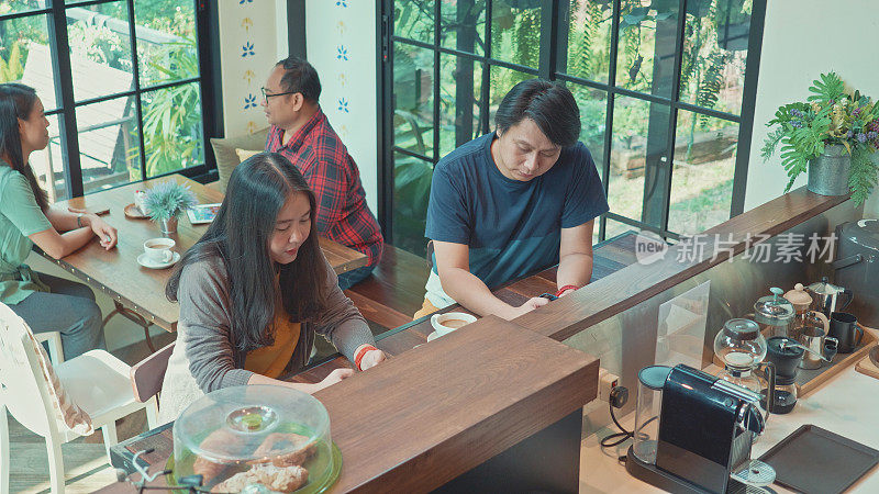 东南亚年轻夫妇在咖啡馆放松