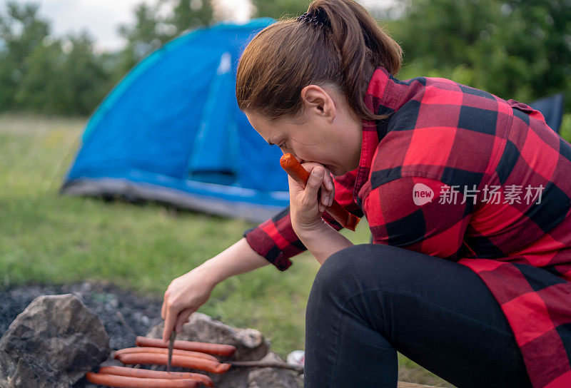 小女孩在烤架上准备食物