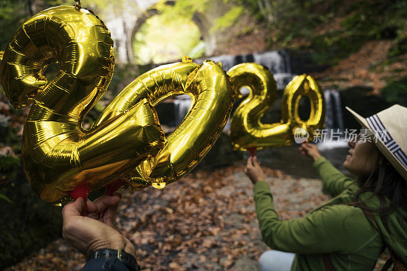 新年快乐。抛开旧的，拍一张2020年新年新概念的库存照片