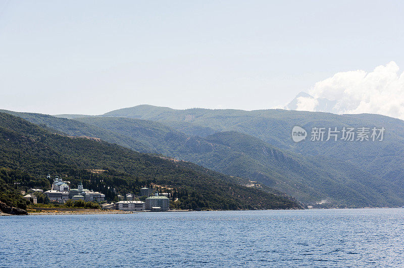 从希腊哈尔基迪基阿索斯的海上俯瞰圣潘特莱蒙修道院