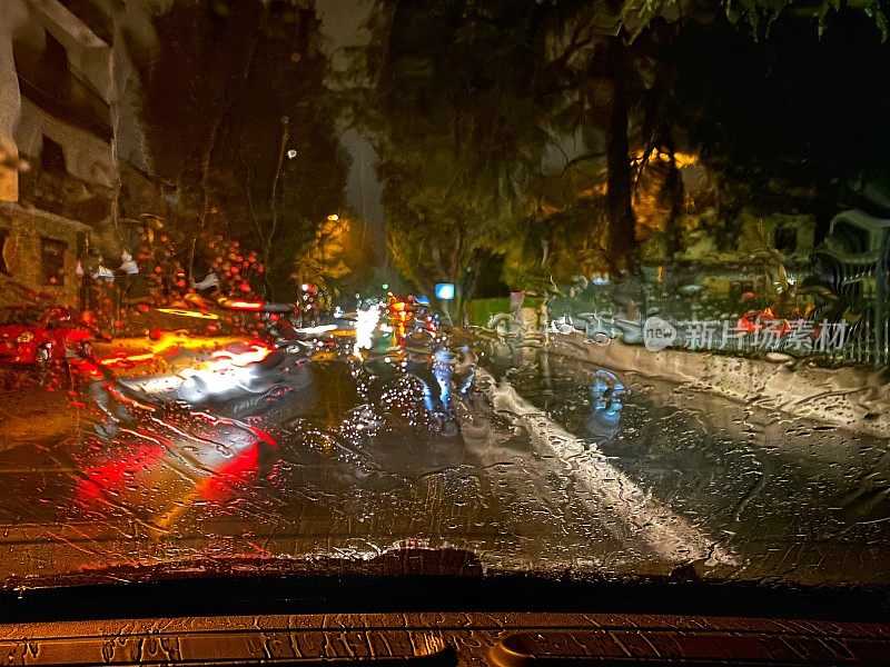 在下雨的夜里开车