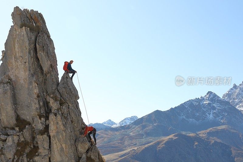 登山运动员登山顶