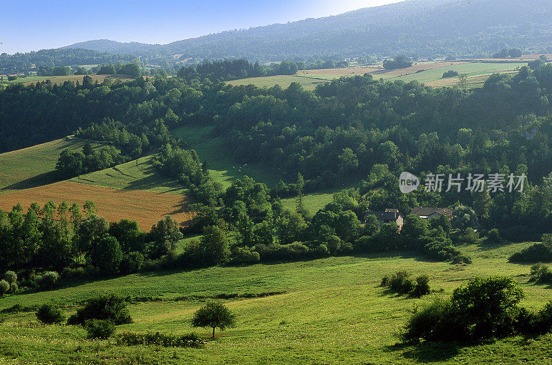 汝拉是法国东部Bourgogne-Franche-Comté的一个部门，以汝拉山脉命名