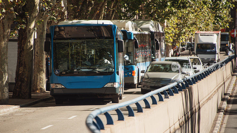 西班牙马德里的蓝色城市巴士