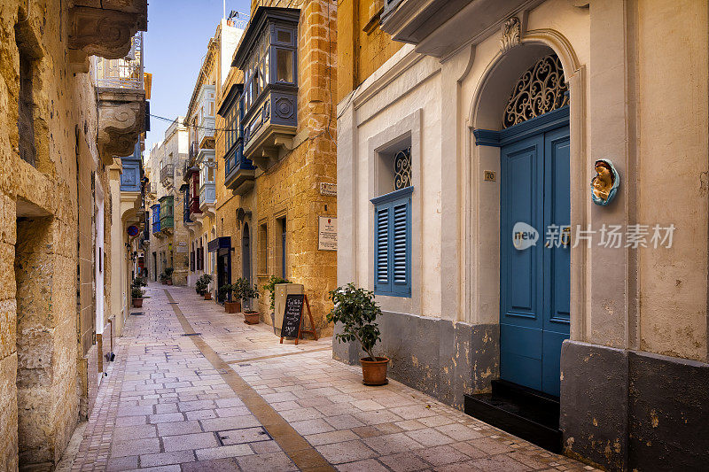 马耳他-地中海旅游目的地，古老狭窄的街道在比尔古